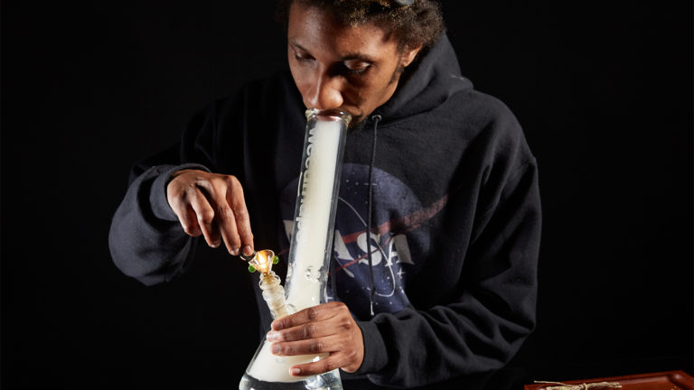 how to smoke a bong