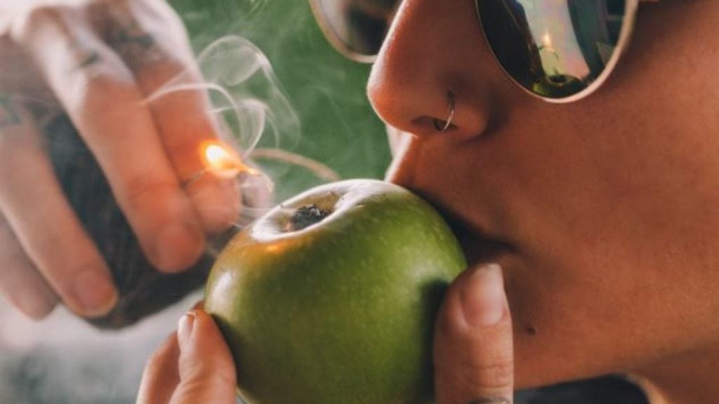 How to Smoke Out of an Apple