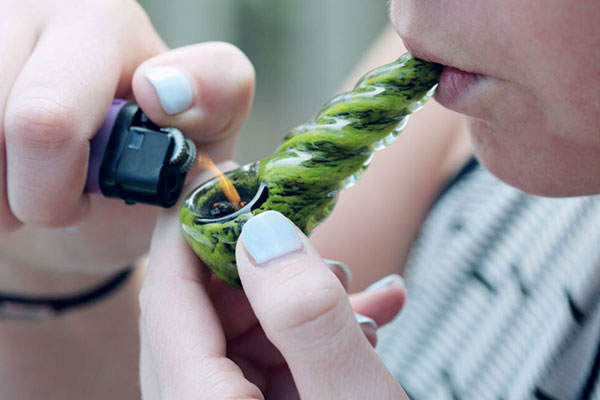How to Clean a Glass Pipe